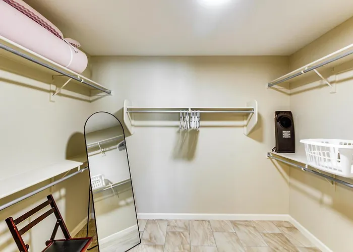 Holiday home Newly Renovated W/ Pool Access In Tucson!