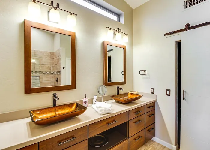 Holiday home Newly Renovated W/ Pool Access In Tucson! *