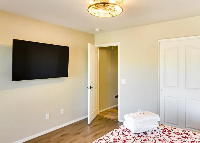 Newly Renovated W/ Pool Access In Tucson!