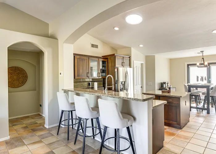 Holiday home Newly Renovated W/ Pool Access In Tucson!