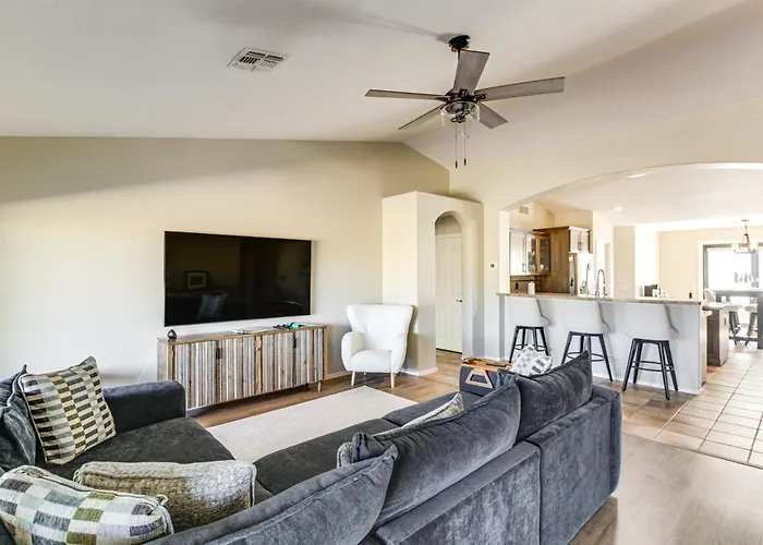 Newly Renovated W/ Pool Access In Tucson! Holiday home Catalina