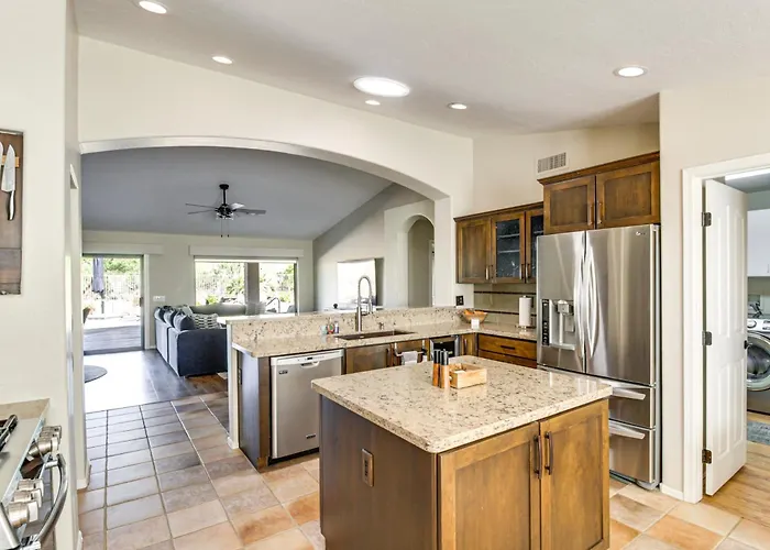 Newly Renovated W/ Pool Access In Tucson! Holiday home Catalina